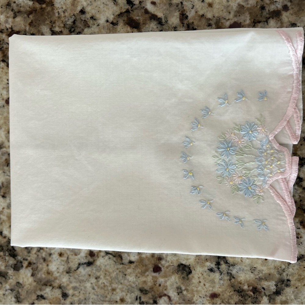 2 vintage hand embroidered small pillow cases - Picture 6 of 9